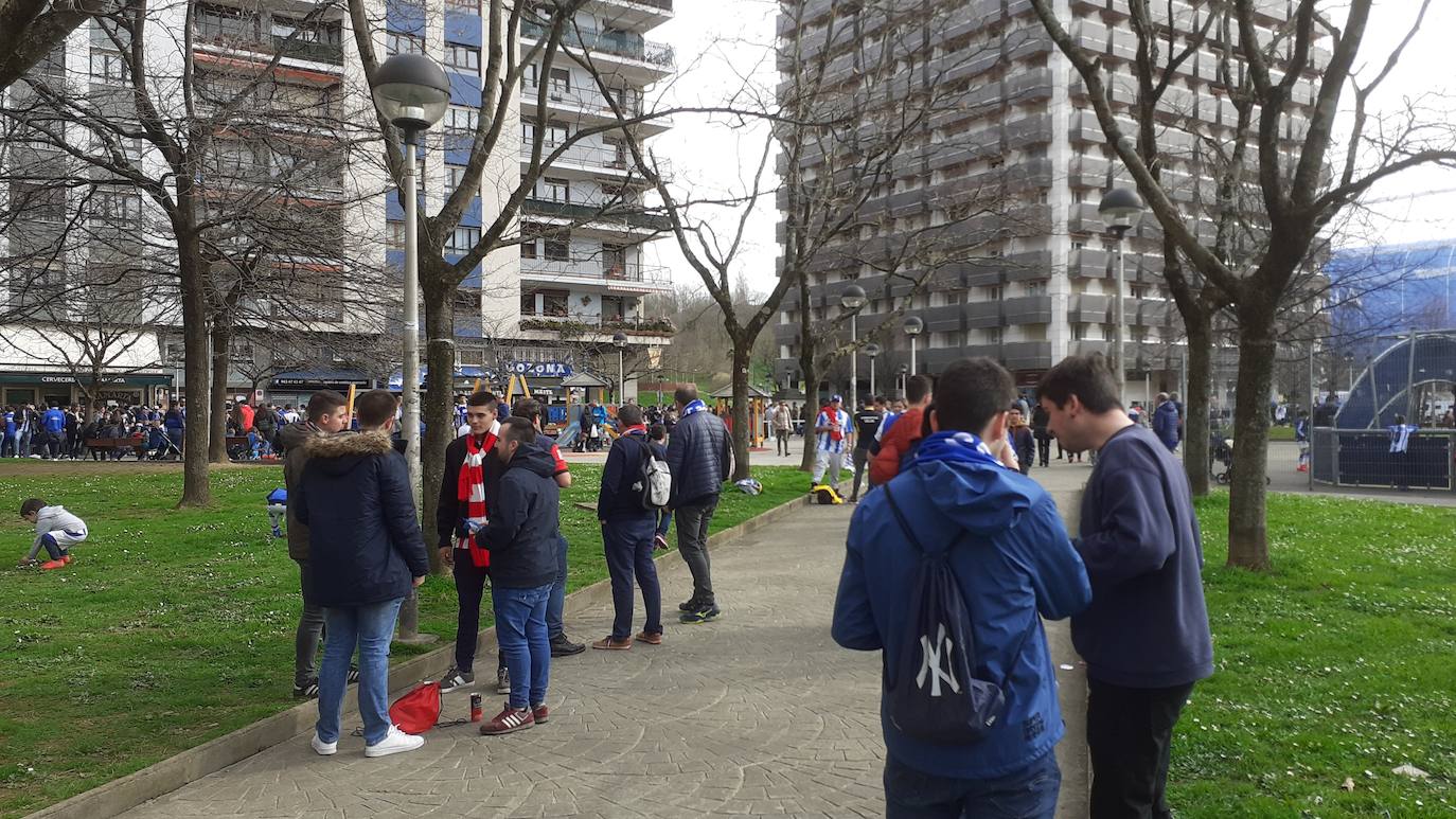 La afición txuri-urdin ha llenado las calles de Amara horas antes del partido, aprovechando la final de la Super Copa femenina.