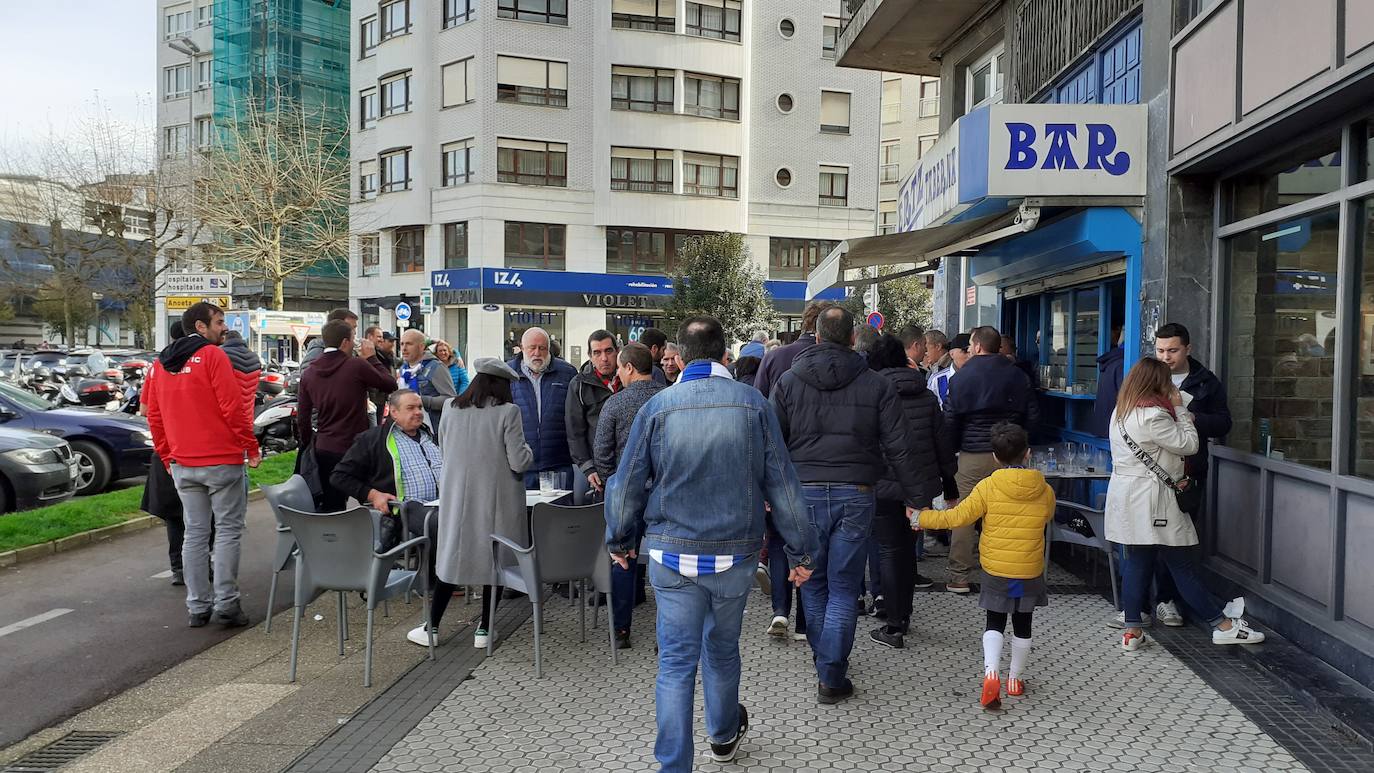 La afición txuri-urdin ha llenado las calles de Amara horas antes del partido, aprovechando la final de la Super Copa femenina.