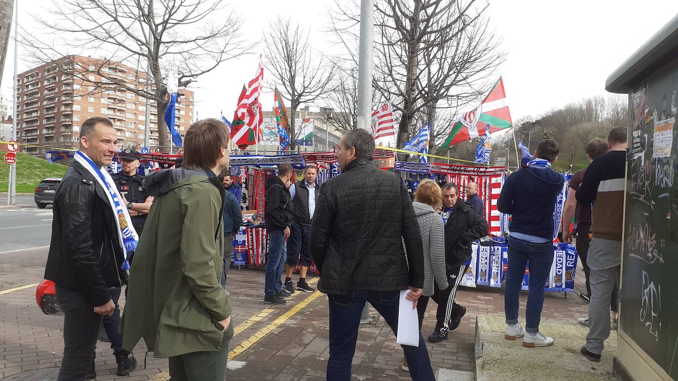 La afición txuri-urdin ha llenado las calles de Amara horas antes del partido, aprovechando la final de la Super Copa femenina.