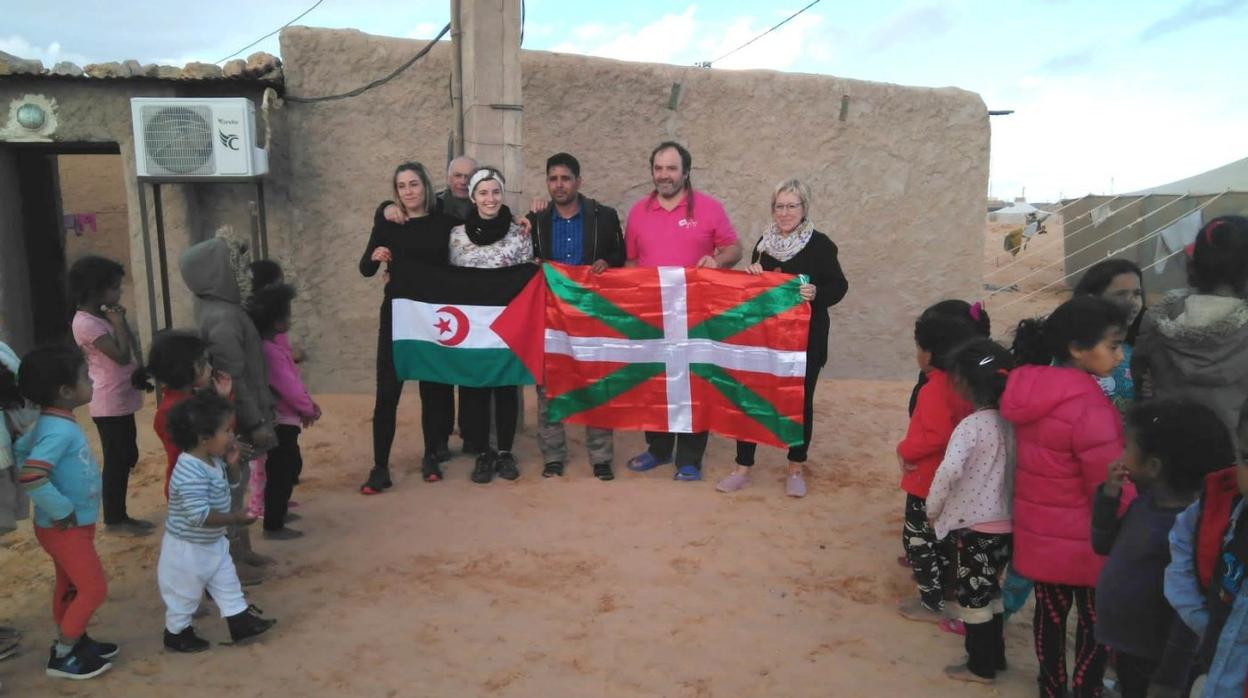 Bixi-Bixi. Una representación de esta activa asociación nacida en Pasai Donibane durante su reciente visita al pueblo saharaui de Tisla.