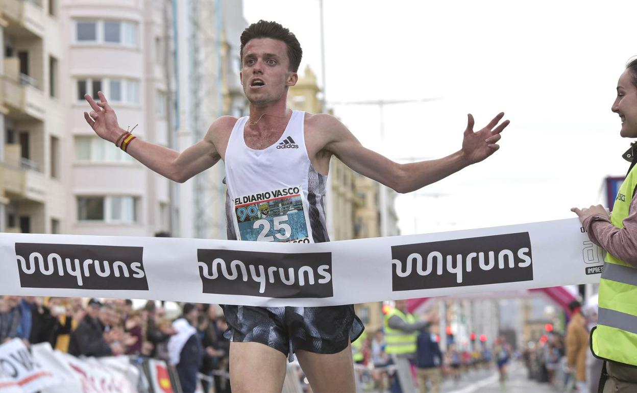 Carlos Mayo cruzando la línea de meta.