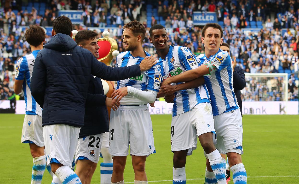 Barrenetxea, Januzaj, isak y Oyarzabal, felices tras el triunfo