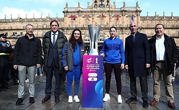 Las capitanas Nahikari García y Vicky Losada, con el trofeo, respaldadas por el alcalde de Salamanca, García Carbayo, y el presidente de la RFEF, Rubiales, ayer en la plaza Mayor. 