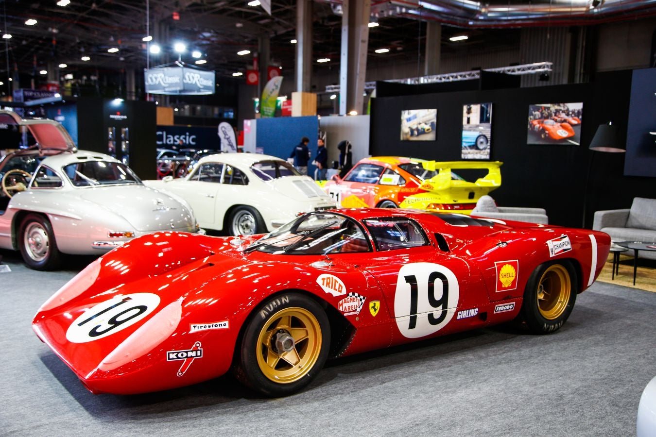 La historia del automovilismo se ha congregado estos días en el salón Rétromobile de París donde se han podido ver modelos legendarios de marcas como Renault, Ferrari, Citroen, Lamborghini, Ford, Mercedes, Porsche y Bugatti entre muchas otras.