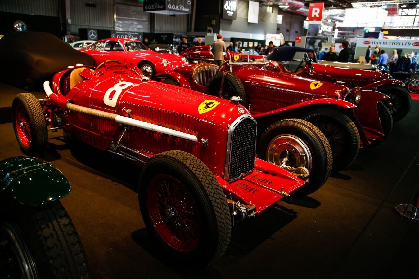 La historia del automovilismo se ha congregado estos días en el salón Rétromobile de París donde se han podido ver modelos legendarios de marcas como Renault, Ferrari, Citroen, Lamborghini, Ford, Mercedes, Porsche y Bugatti entre muchas otras.