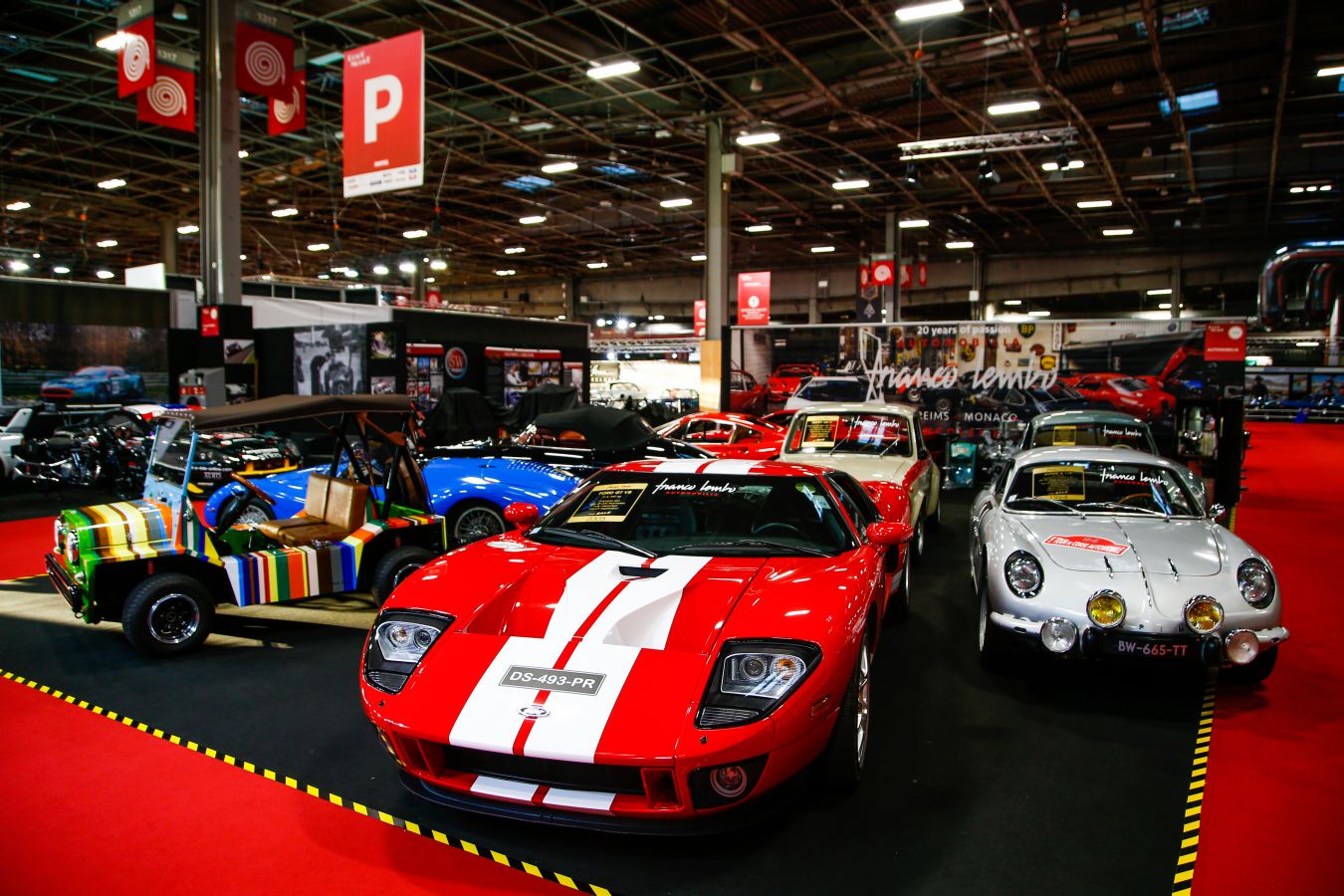 La historia del automovilismo se ha congregado estos días en el salón Rétromobile de París donde se han podido ver modelos legendarios de marcas como Renault, Ferrari, Citroen, Lamborghini, Ford, Mercedes, Porsche y Bugatti entre muchas otras.