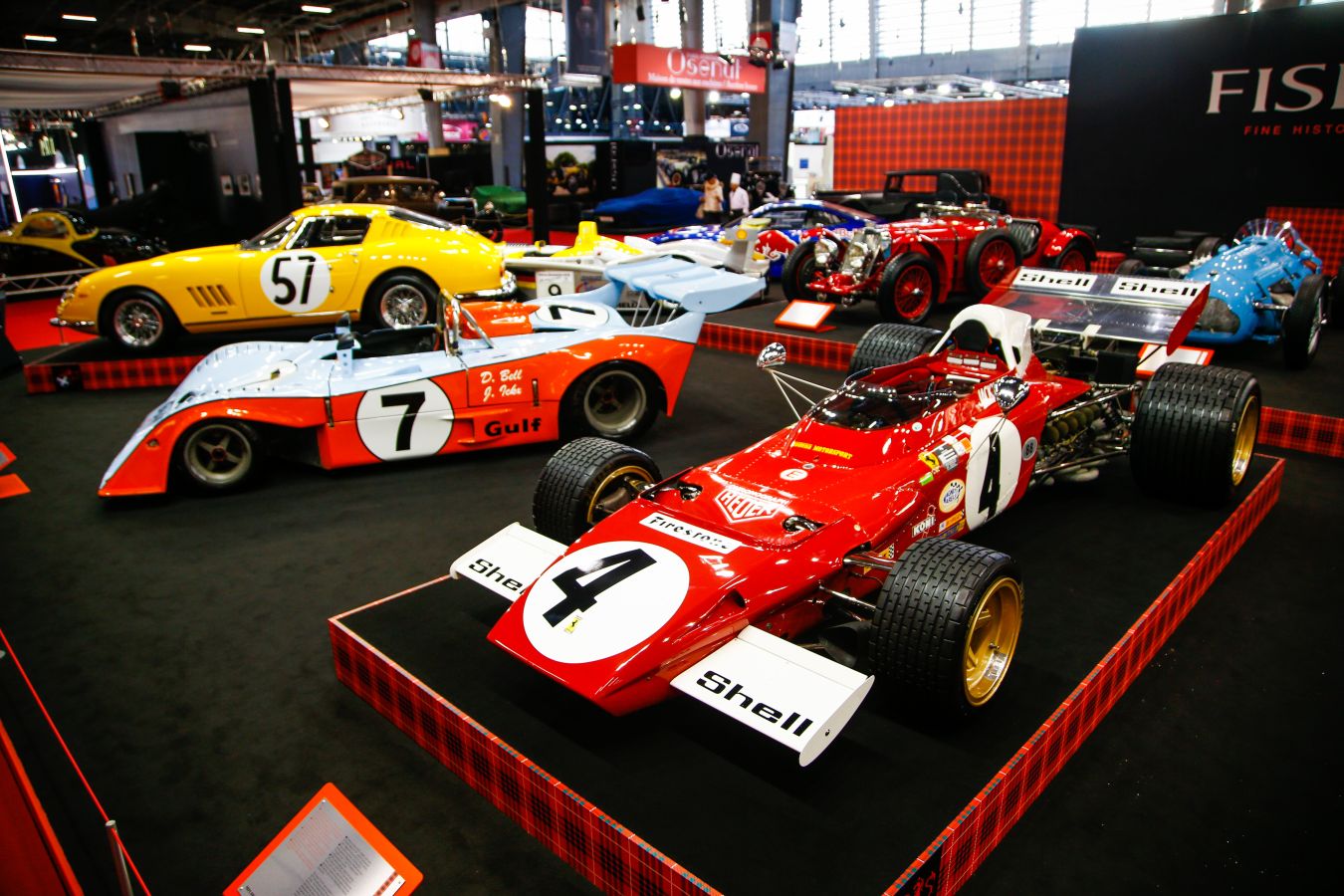 La historia del automovilismo se ha congregado estos días en el salón Rétromobile de París donde se han podido ver modelos legendarios de marcas como Renault, Ferrari, Citroen, Lamborghini, Ford, Mercedes, Porsche y Bugatti entre muchas otras.