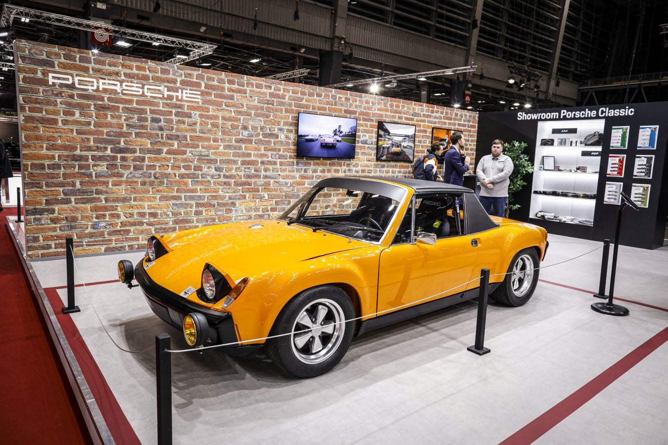 La historia del automovilismo se ha congregado estos días en el salón Rétromobile de París donde se han podido ver modelos legendarios de marcas como Renault, Ferrari, Citroen, Lamborghini, Ford, Mercedes, Porsche y Bugatti entre muchas otras.