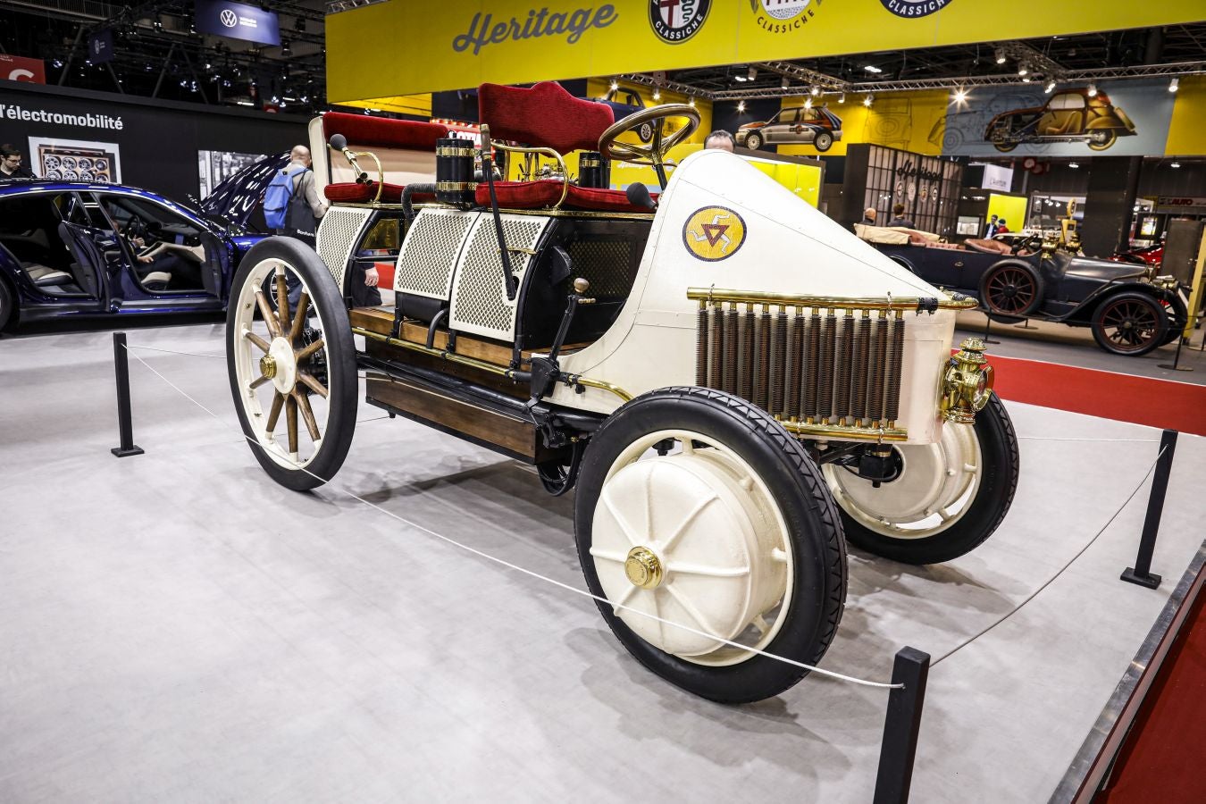 La historia del automovilismo se ha congregado estos días en el salón Rétromobile de París donde se han podido ver modelos legendarios de marcas como Renault, Ferrari, Citroen, Lamborghini, Ford, Mercedes, Porsche y Bugatti entre muchas otras.