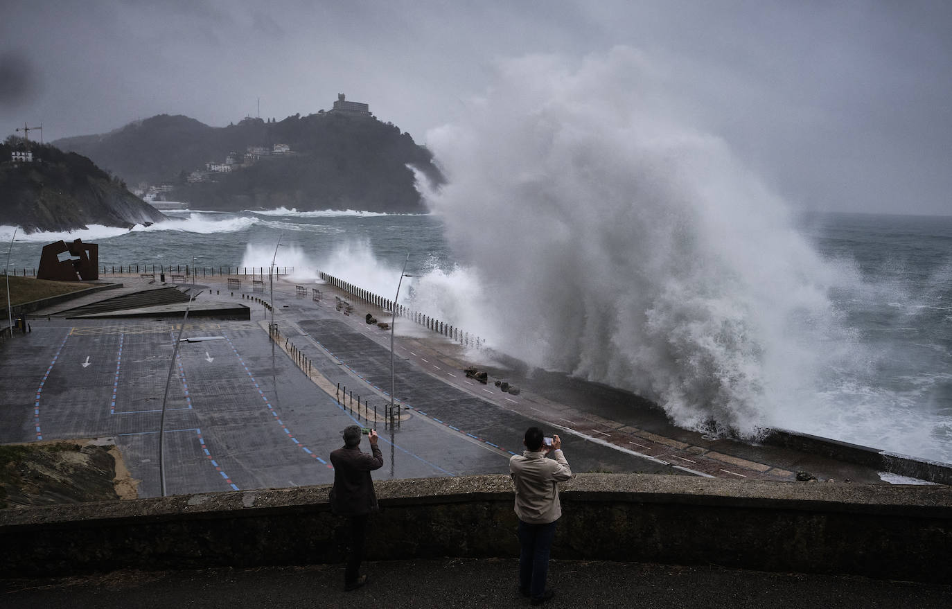 Localidades costeras como Donostia y Zarautz se blindan ante el fuerte oleaje