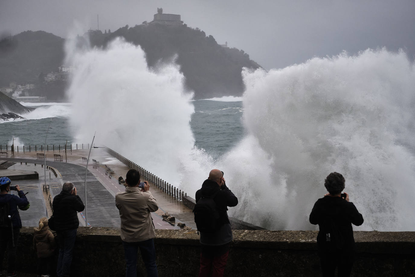 Localidades costeras como Donostia y Zarautz se blindan ante el fuerte oleaje