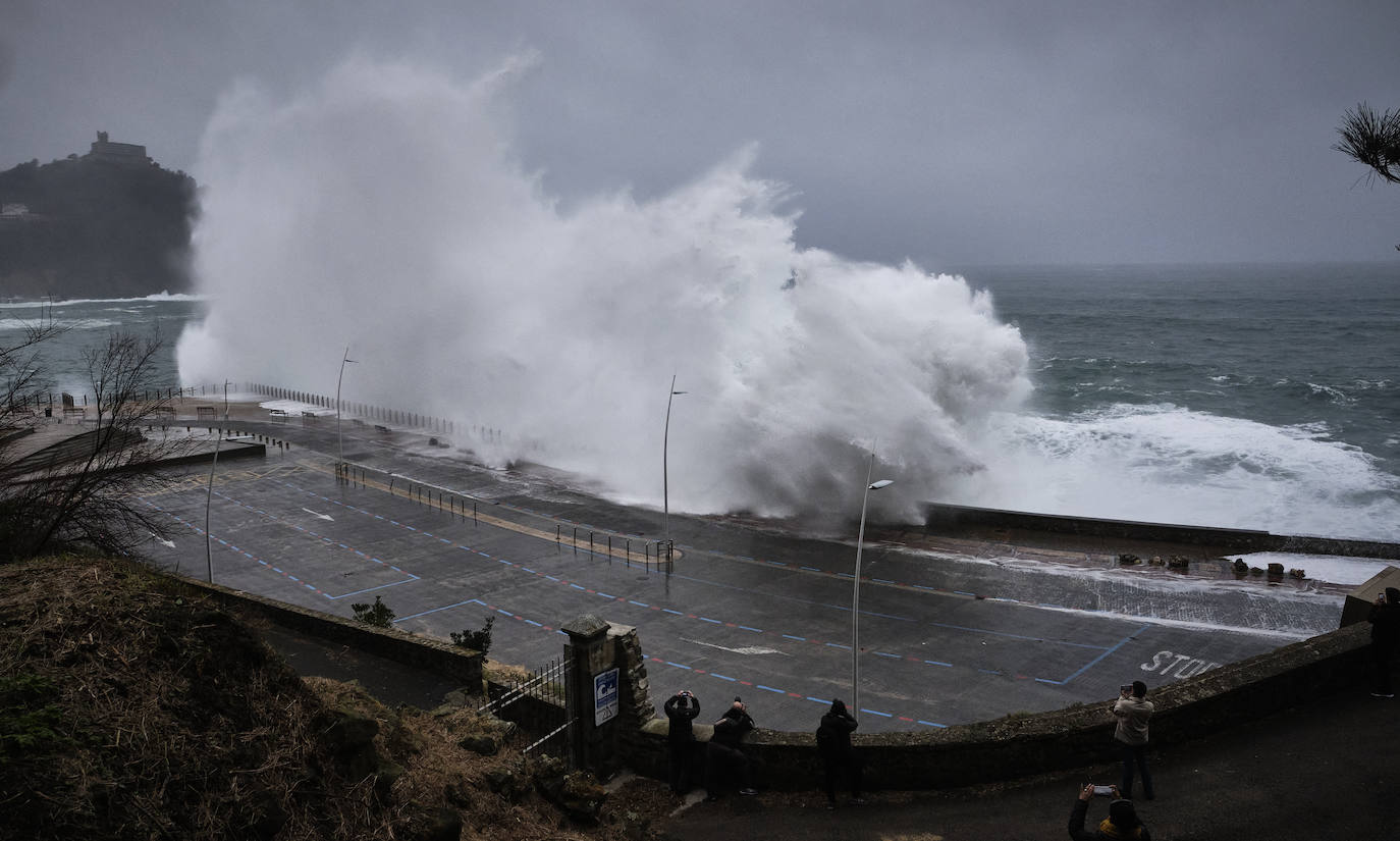 Localidades costeras como Donostia y Zarautz se blindan ante el fuerte oleaje
