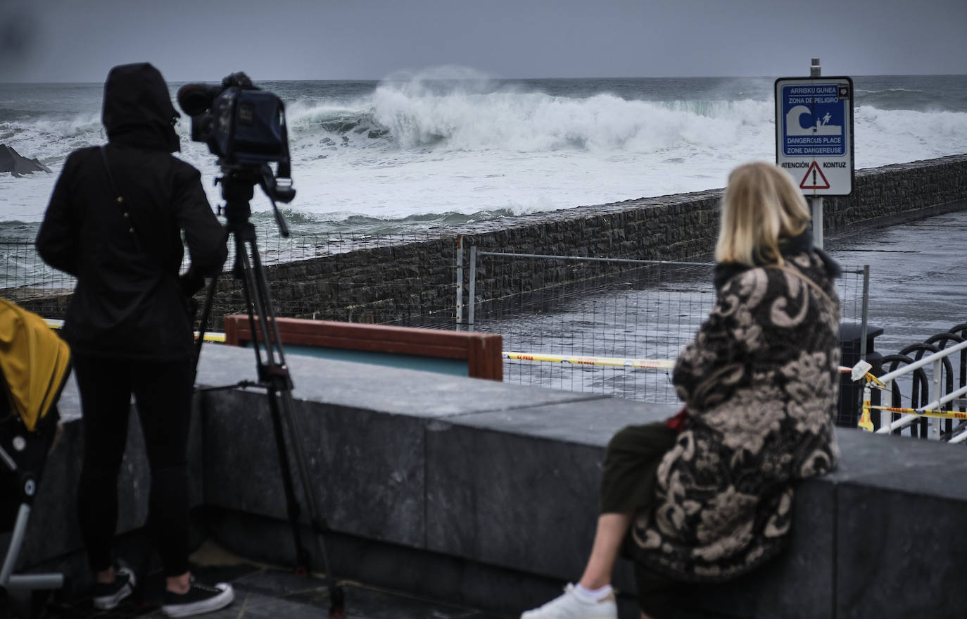 Localidades costeras como Donostia y Zarautz se blindan ante el fuerte oleaje