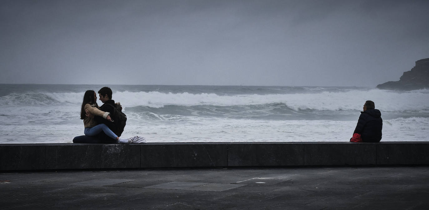 Localidades costeras como Donostia y Zarautz se blindan ante el fuerte oleaje