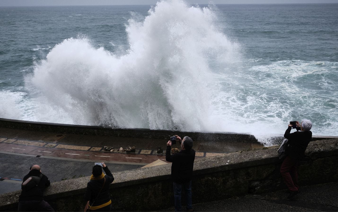 Localidades costeras como Donostia y Zarautz se blindan ante el fuerte oleaje