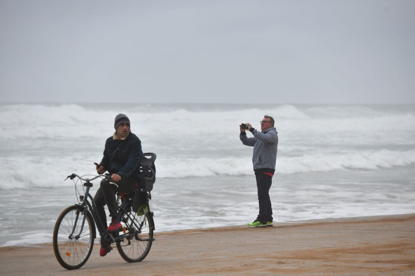 Localidades costeras como Donostia y Zarautz se blindan ante el fuerte oleaje