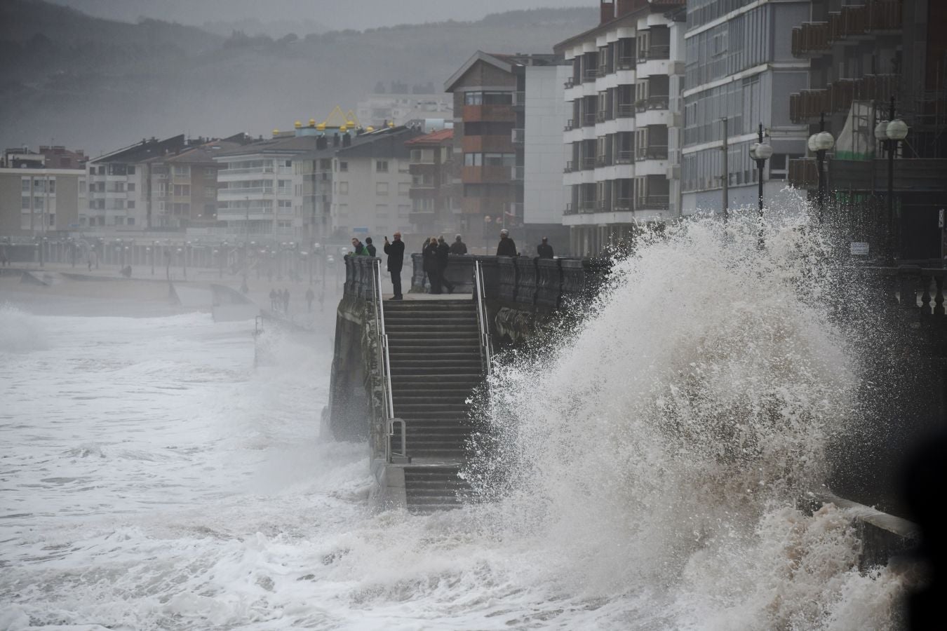 Localidades costeras como Donostia y Zarautz se blindan ante el fuerte oleaje