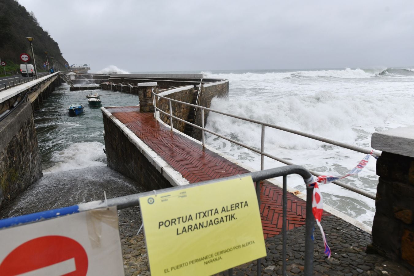 Localidades costeras como Donostia y Zarautz se blindan ante el fuerte oleaje