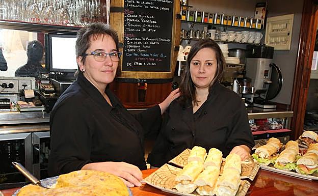 Las hermanas Marijo y Arantxa Martikorena llevan el timón del Aterpe Taberna.