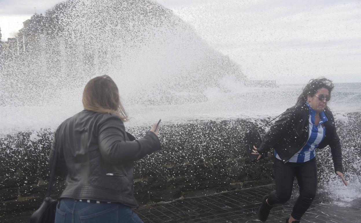 Las olas salpicaron a paseantes en Donostia. 