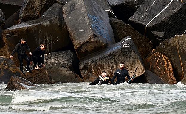 Temporal en Gipuzkoa: «Si una ola les llega a golpear fuerte hubiese sido una desgracia»