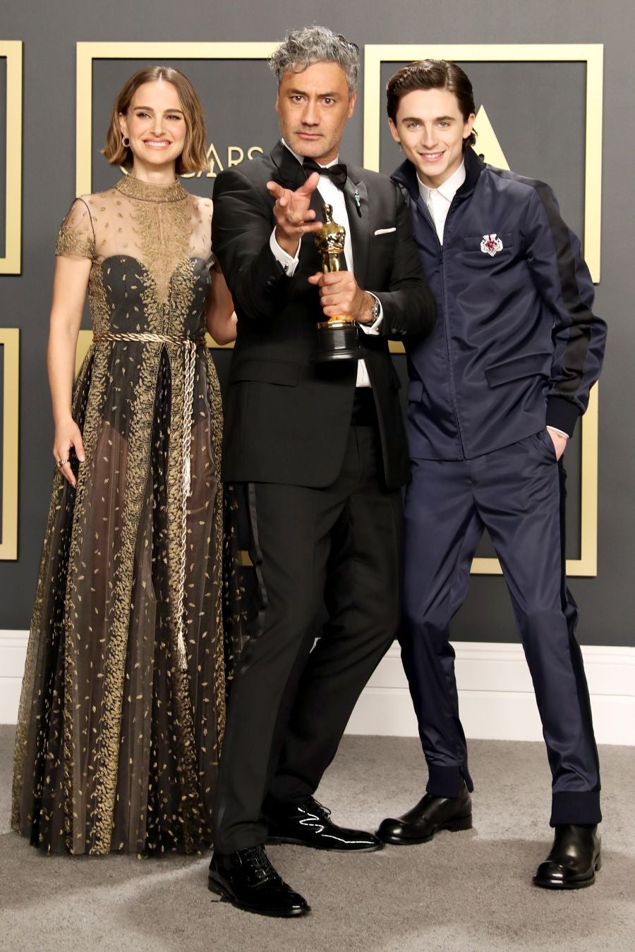 Las lentejuelas, los terciopelos, los tules, las pajaritas, los blancos, los negros, los dorados y los rojos han sido los protagonistas de los mejores looks de la 92ª edición de la alfombra roja de los Oscar. Una ‘red carpet’ en la que ellas, con vestidos menos estridentes que en años anteriores; y ellos, fieles al ‘smoking’, han acaparado los flashes de los cientos de medios de comunicación que se han acercado a Los Ángeles