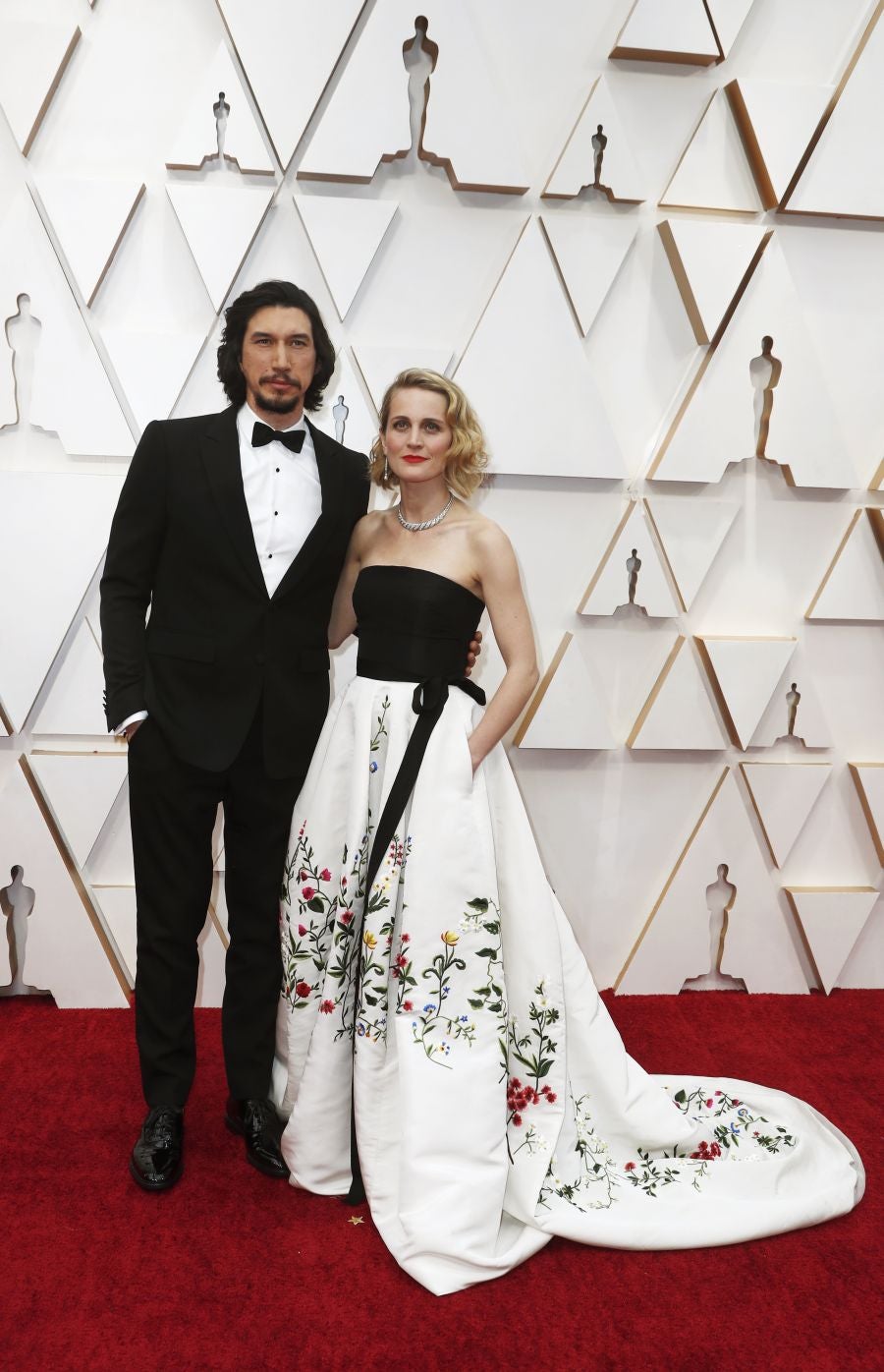 Las lentejuelas, los terciopelos, los tules, las pajaritas, los blancos, los negros, los dorados y los rojos han sido los protagonistas de los mejores looks de la 92ª edición de la alfombra roja de los Oscar. Una ‘red carpet’ en la que ellas, con vestidos menos estridentes que en años anteriores; y ellos, fieles al ‘smoking’, han acaparado los flashes de los cientos de medios de comunicación que se han acercado a Los Ángeles