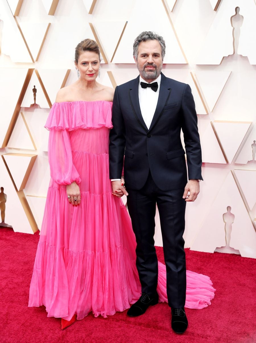 Las lentejuelas, los terciopelos, los tules, las pajaritas, los blancos, los negros, los dorados y los rojos han sido los protagonistas de los mejores looks de la 92ª edición de la alfombra roja de los Oscar. Una ‘red carpet’ en la que ellas, con vestidos menos estridentes que en años anteriores; y ellos, fieles al ‘smoking’, han acaparado los flashes de los cientos de medios de comunicación que se han acercado a Los Ángeles