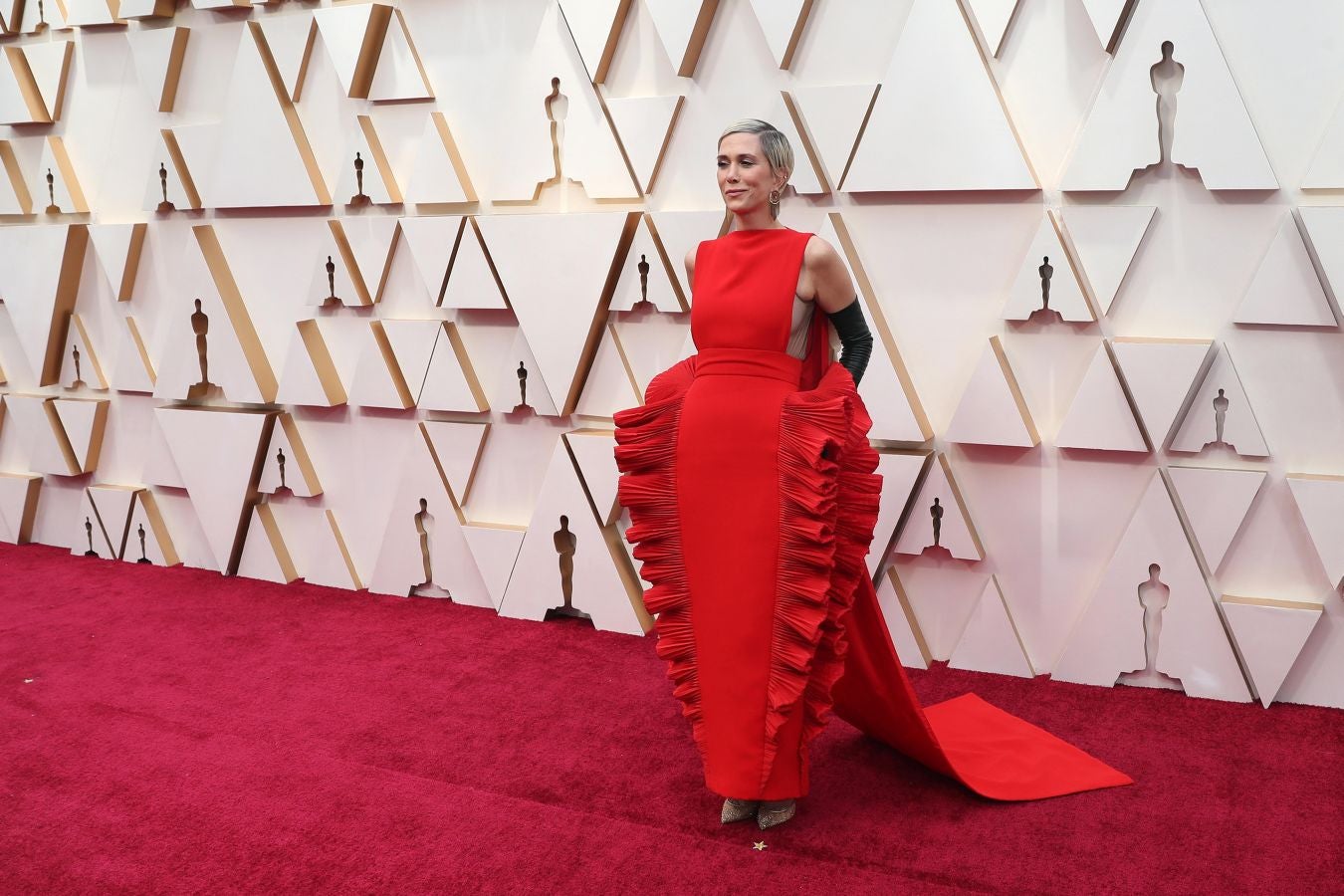 Las lentejuelas, los terciopelos, los tules, las pajaritas, los blancos, los negros, los dorados y los rojos han sido los protagonistas de los mejores looks de la 92ª edición de la alfombra roja de los Oscar. Una ‘red carpet’ en la que ellas, con vestidos menos estridentes que en años anteriores; y ellos, fieles al ‘smoking’, han acaparado los flashes de los cientos de medios de comunicación que se han acercado a Los Ángeles