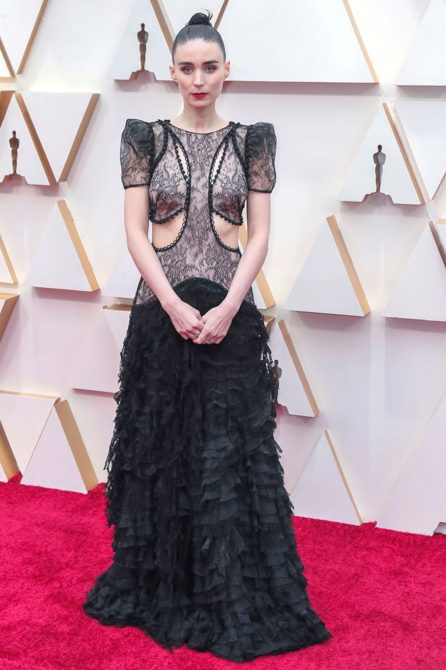 Las lentejuelas, los terciopelos, los tules, las pajaritas, los blancos, los negros, los dorados y los rojos han sido los protagonistas de los mejores looks de la 92ª edición de la alfombra roja de los Oscar. Una ‘red carpet’ en la que ellas, con vestidos menos estridentes que en años anteriores; y ellos, fieles al ‘smoking’, han acaparado los flashes de los cientos de medios de comunicación que se han acercado a Los Ángeles