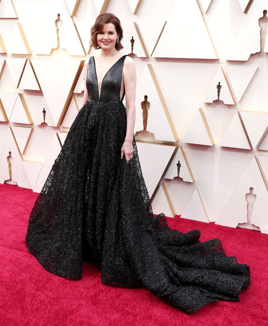 Las lentejuelas, los terciopelos, los tules, las pajaritas, los blancos, los negros, los dorados y los rojos han sido los protagonistas de los mejores looks de la 92ª edición de la alfombra roja de los Oscar. Una ‘red carpet’ en la que ellas, con vestidos menos estridentes que en años anteriores; y ellos, fieles al ‘smoking’, han acaparado los flashes de los cientos de medios de comunicación que se han acercado a Los Ángeles