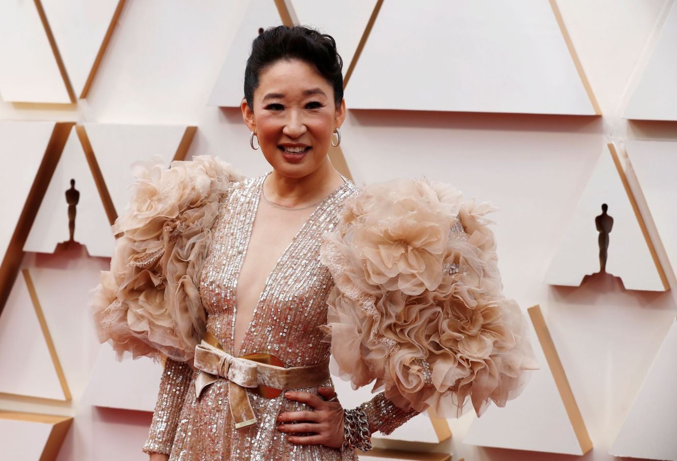 Las lentejuelas, los terciopelos, los tules, las pajaritas, los blancos, los negros, los dorados y los rojos han sido los protagonistas de los mejores looks de la 92ª edición de la alfombra roja de los Oscar. Una ‘red carpet’ en la que ellas, con vestidos menos estridentes que en años anteriores; y ellos, fieles al ‘smoking’, han acaparado los flashes de los cientos de medios de comunicación que se han acercado a Los Ángeles