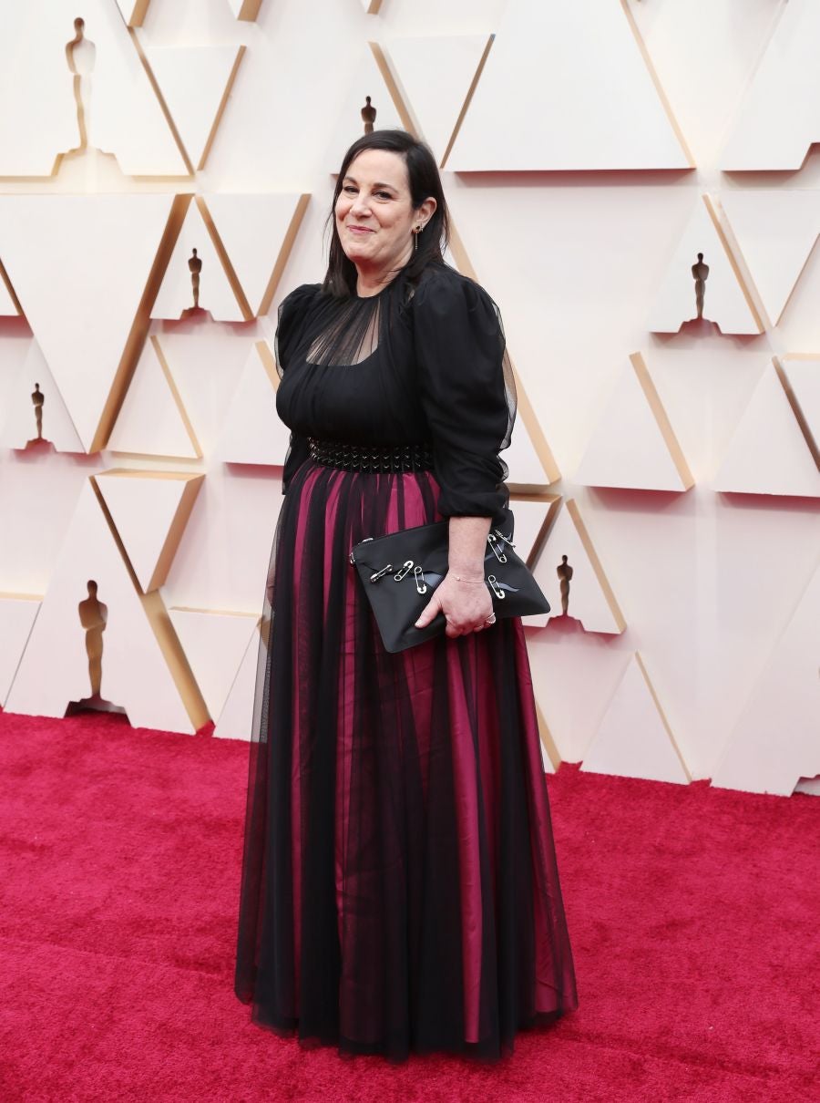 Las lentejuelas, los terciopelos, los tules, las pajaritas, los blancos, los negros, los dorados y los rojos han sido los protagonistas de los mejores looks de la 92ª edición de la alfombra roja de los Oscar. Una ‘red carpet’ en la que ellas, con vestidos menos estridentes que en años anteriores; y ellos, fieles al ‘smoking’, han acaparado los flashes de los cientos de medios de comunicación que se han acercado a Los Ángeles