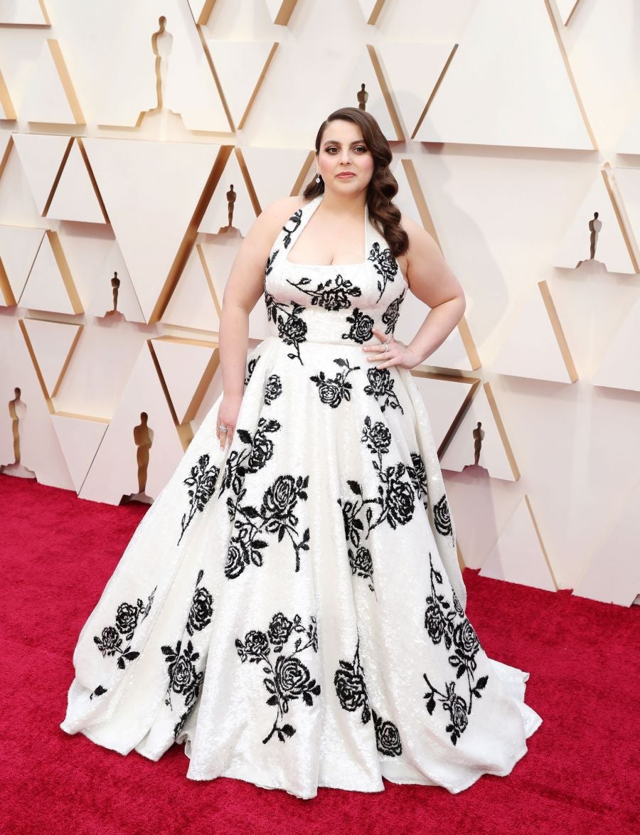 Las lentejuelas, los terciopelos, los tules, las pajaritas, los blancos, los negros, los dorados y los rojos han sido los protagonistas de los mejores looks de la 92ª edición de la alfombra roja de los Oscar. Una ‘red carpet’ en la que ellas, con vestidos menos estridentes que en años anteriores; y ellos, fieles al ‘smoking’, han acaparado los flashes de los cientos de medios de comunicación que se han acercado a Los Ángeles