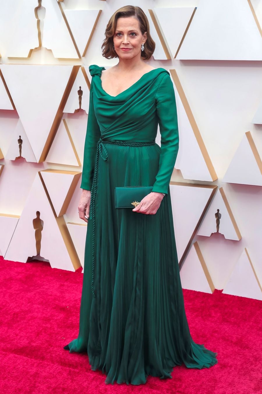 Las lentejuelas, los terciopelos, los tules, las pajaritas, los blancos, los negros, los dorados y los rojos han sido los protagonistas de los mejores looks de la 92ª edición de la alfombra roja de los Oscar. Una ‘red carpet’ en la que ellas, con vestidos menos estridentes que en años anteriores; y ellos, fieles al ‘smoking’, han acaparado los flashes de los cientos de medios de comunicación que se han acercado a Los Ángeles