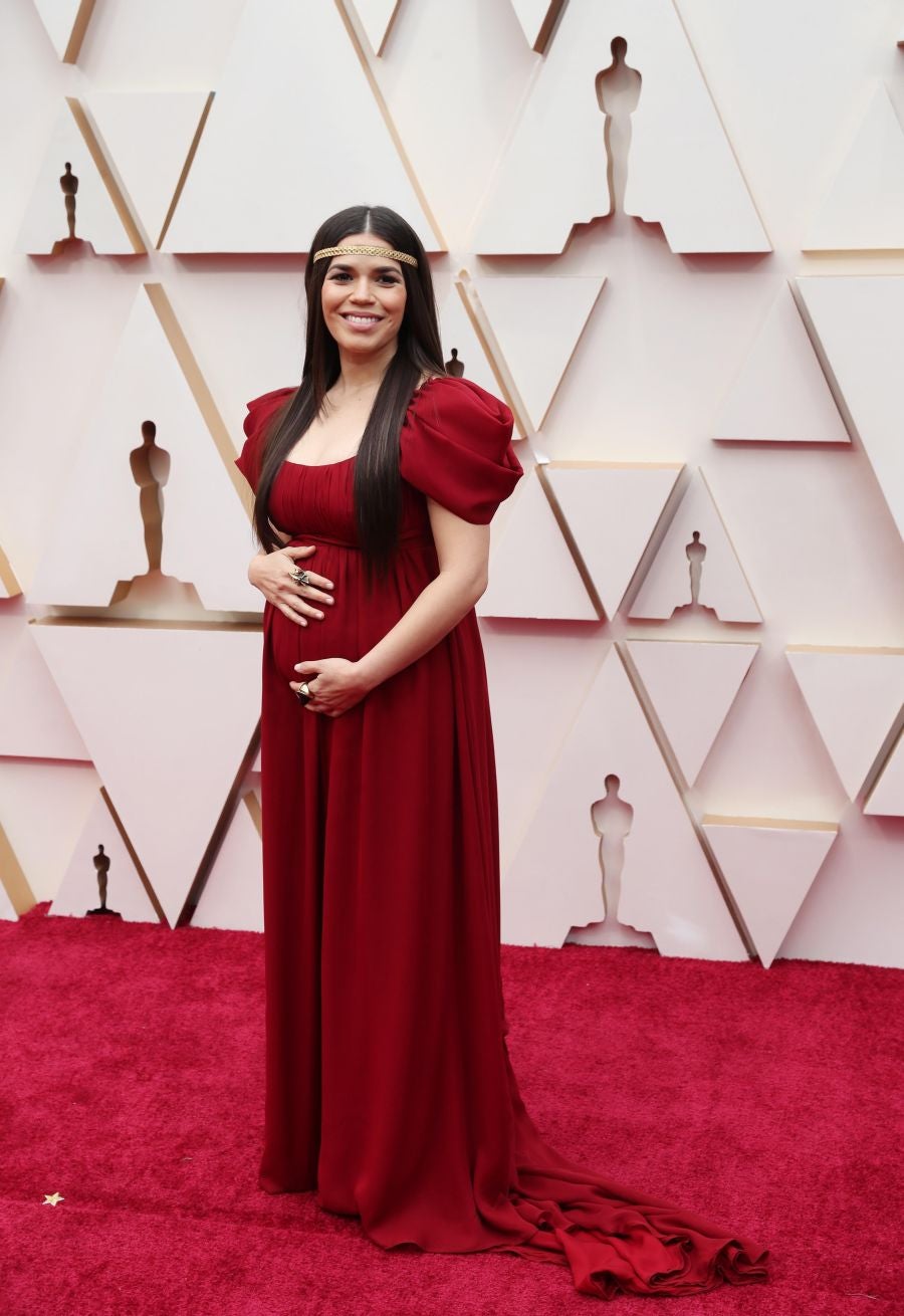 Las lentejuelas, los terciopelos, los tules, las pajaritas, los blancos, los negros, los dorados y los rojos han sido los protagonistas de los mejores looks de la 92ª edición de la alfombra roja de los Oscar. Una ‘red carpet’ en la que ellas, con vestidos menos estridentes que en años anteriores; y ellos, fieles al ‘smoking’, han acaparado los flashes de los cientos de medios de comunicación que se han acercado a Los Ángeles