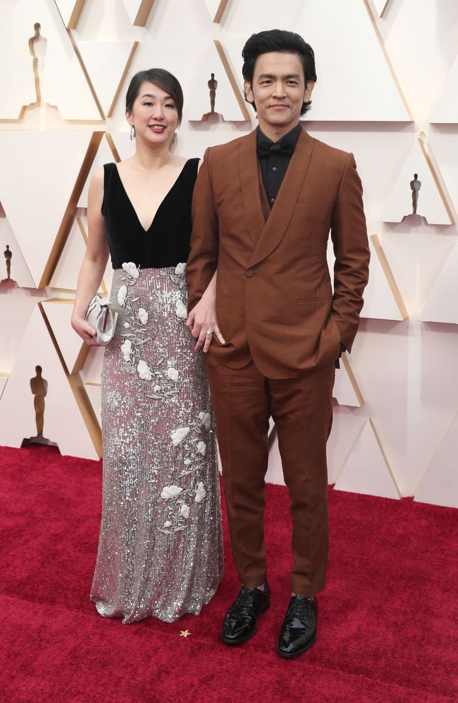 Las lentejuelas, los terciopelos, los tules, las pajaritas, los blancos, los negros, los dorados y los rojos han sido los protagonistas de los mejores looks de la 92ª edición de la alfombra roja de los Oscar. Una ‘red carpet’ en la que ellas, con vestidos menos estridentes que en años anteriores; y ellos, fieles al ‘smoking’, han acaparado los flashes de los cientos de medios de comunicación que se han acercado a Los Ángeles