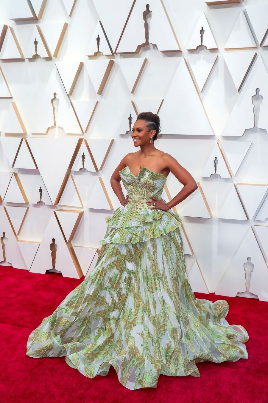 Las lentejuelas, los terciopelos, los tules, las pajaritas, los blancos, los negros, los dorados y los rojos han sido los protagonistas de los mejores looks de la 92ª edición de la alfombra roja de los Oscar. Una ‘red carpet’ en la que ellas, con vestidos menos estridentes que en años anteriores; y ellos, fieles al ‘smoking’, han acaparado los flashes de los cientos de medios de comunicación que se han acercado a Los Ángeles