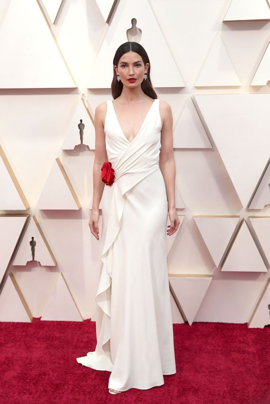 Las lentejuelas, los terciopelos, los tules, las pajaritas, los blancos, los negros, los dorados y los rojos han sido los protagonistas de los mejores looks de la 92ª edición de la alfombra roja de los Oscar. Una ‘red carpet’ en la que ellas, con vestidos menos estridentes que en años anteriores; y ellos, fieles al ‘smoking’, han acaparado los flashes de los cientos de medios de comunicación que se han acercado a Los Ángeles