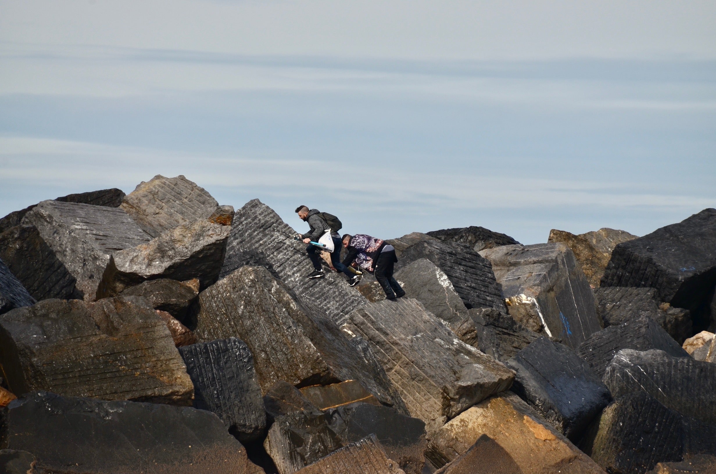 Imagen principal - Temporal en Gipuzkoa: «Si una ola les llega a golpear fuerte hubiese sido una desgracia»