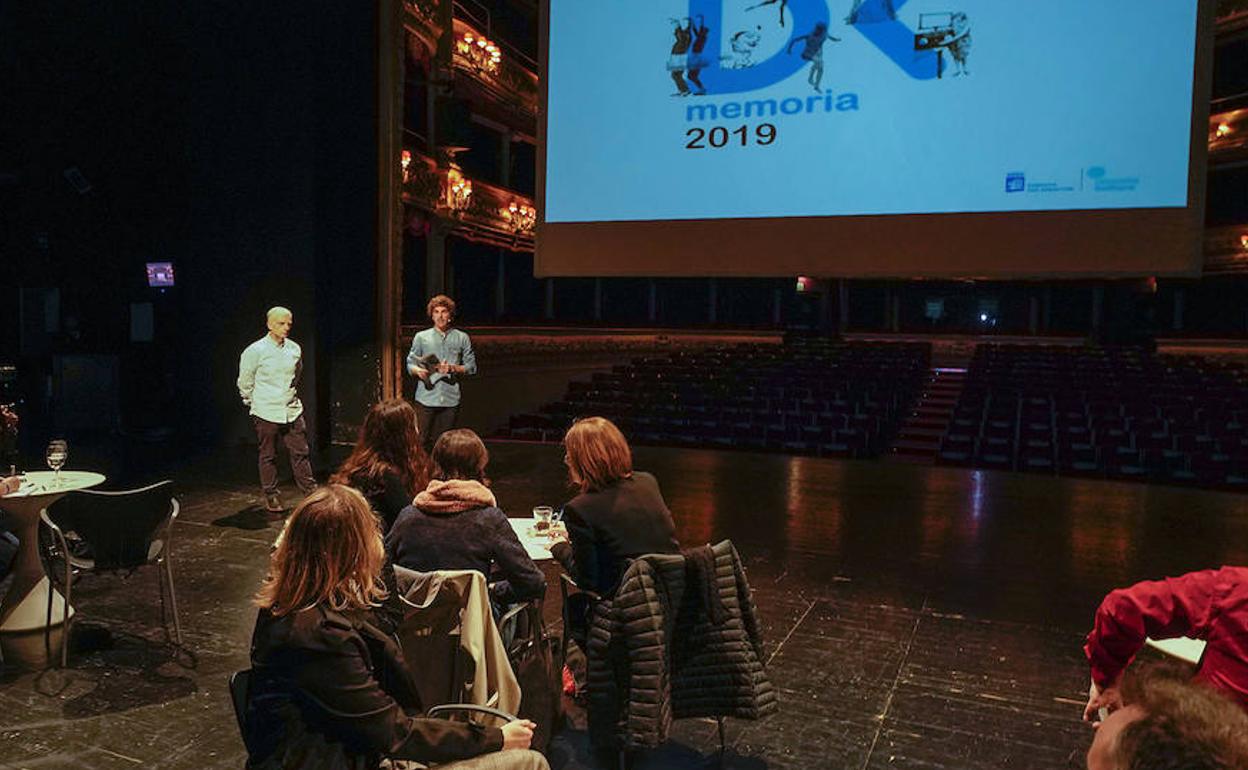 Jaime Otamendi y Jon Insausti, en la presentación que ha tenido lugar sobre la tablas del Victoria Eugenia.
