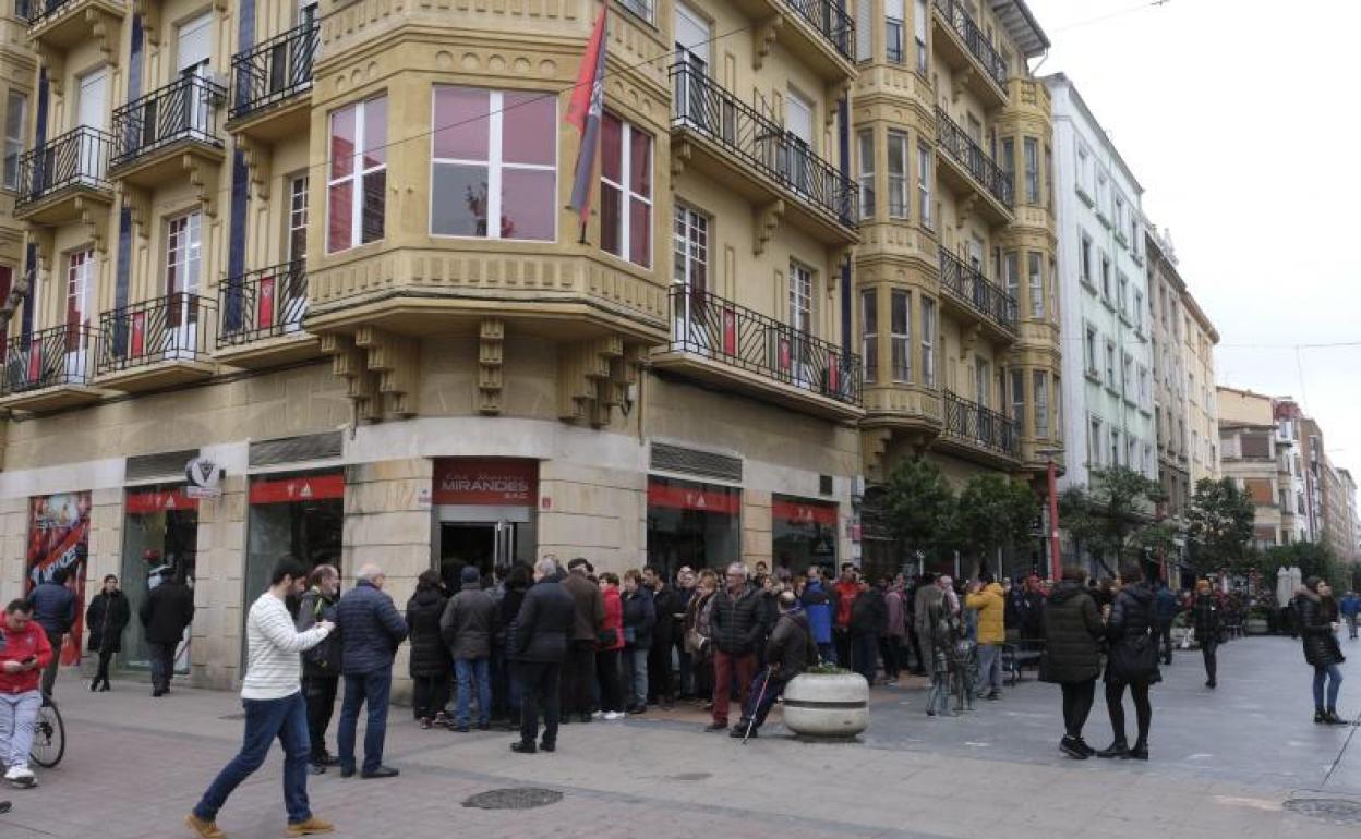Socios del Mirandés haciendo cola para comprar entradas.