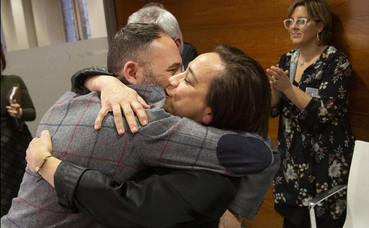 Denis Itxaso abraza a Rafaela Romero en la despedida de este martes. 