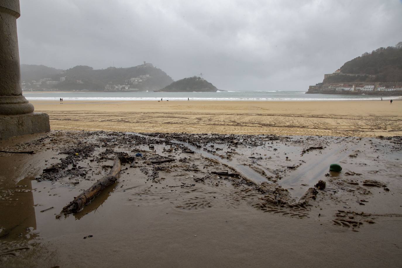 La costa guipuzcoana ha superado este martes el embate de mar sin daños significativos. El aviso se rebaja este miércoles a amarillo 