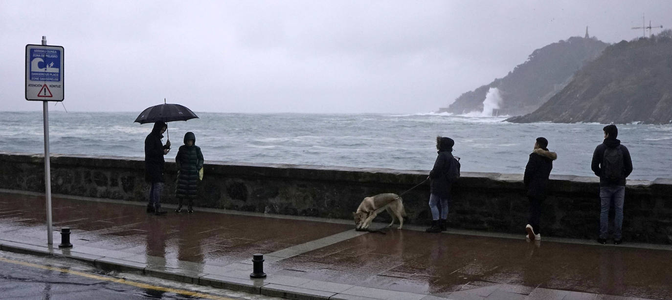 La costa guipuzcoana ha superado este martes el embate de mar sin daños significativos. El aviso se rebaja este miércoles a amarillo 