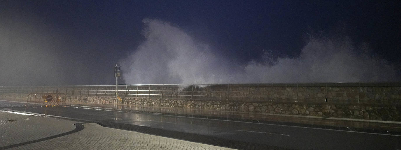 La costa guipuzcoana ha superado este martes el embate de mar sin daños significativos. El aviso se rebaja este miércoles a amarillo 