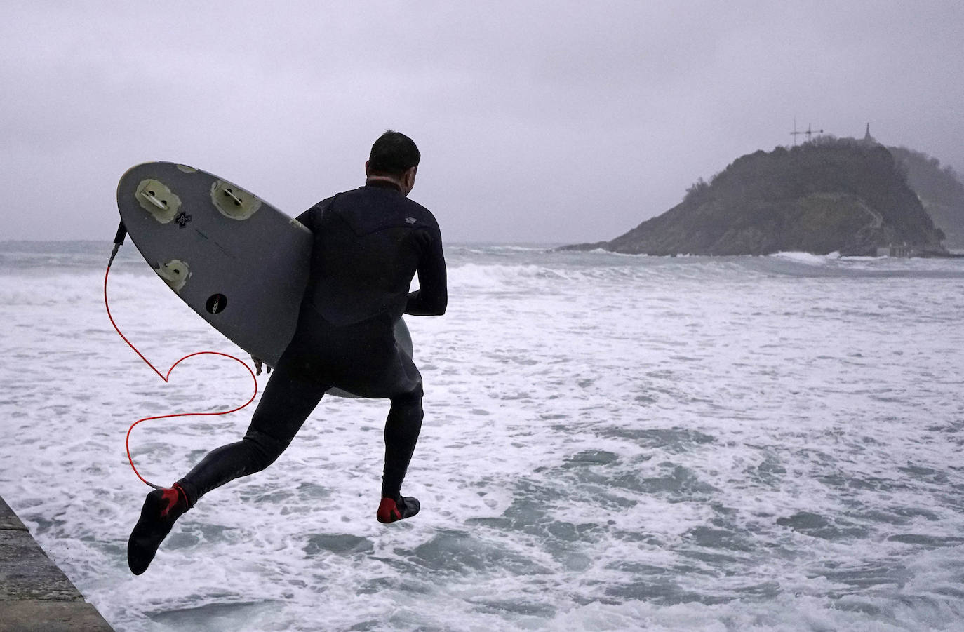La costa guipuzcoana ha superado este martes el embate de mar sin daños significativos. El aviso se rebaja este miércoles a amarillo 