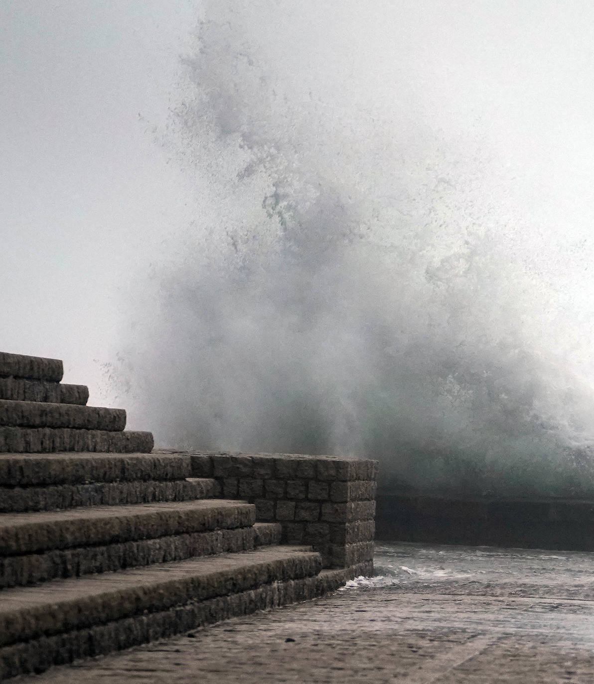 La costa guipuzcoana ha superado este martes el embate de mar sin daños significativos. El aviso se rebaja este miércoles a amarillo 