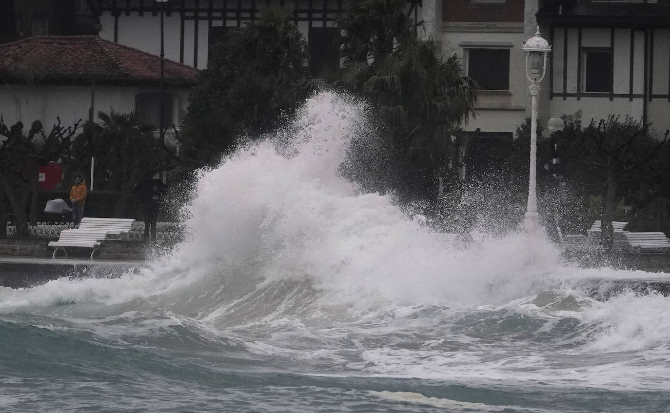 La costa guipuzcoana ha superado este martes el embate de mar sin daños significativos. El aviso se rebaja este miércoles a amarillo 