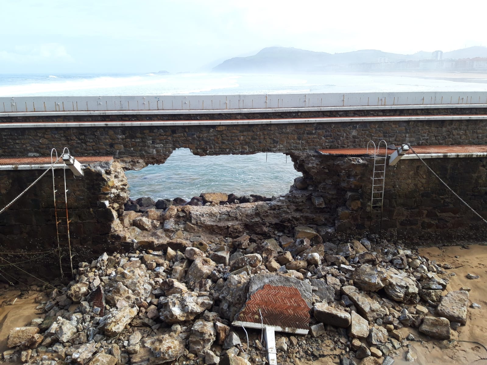 La fiereza con la que azotaban las paredes de agua que se levantaba provocaron que se abriera un agujero en el dique del puerto de la localidad costera.